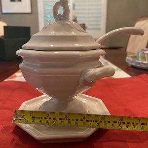Williams Sonoma Gravy  Boat w/ Ladle
